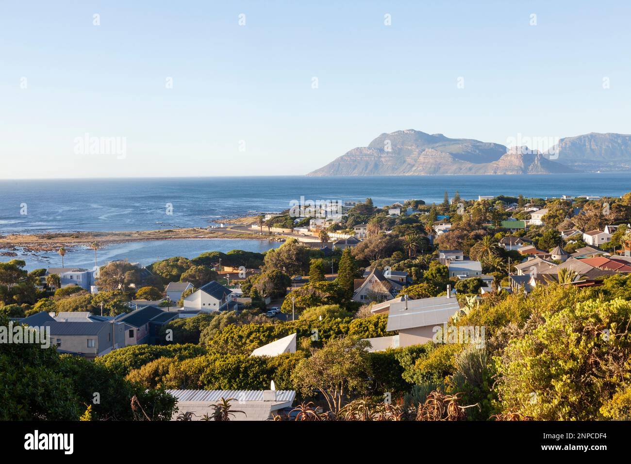 Blick aus der Vogelperspektive auf Kommetjie, Kapstadt, Westkap, Südafrika und die Kom, ein natürliches Gezeitenbecken, das ein Hotspot für Vogelbeobachtungen ist Stockfoto