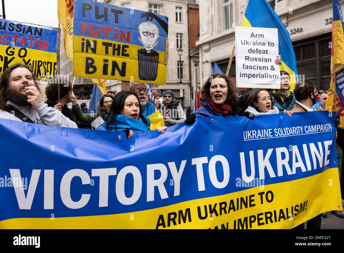 London, Vereinigtes Königreich 25. Februar 2023, London, Vereinigtes Königreich die Demonstration „Victory for Ukraine“ findet ein Jahr nach der Invasion der Ukraine durch Russland vom Portland Place bis zum Trafalgar Square in London statt. Kredit: Jeff Gilbert/Alamy Live News Stockfoto