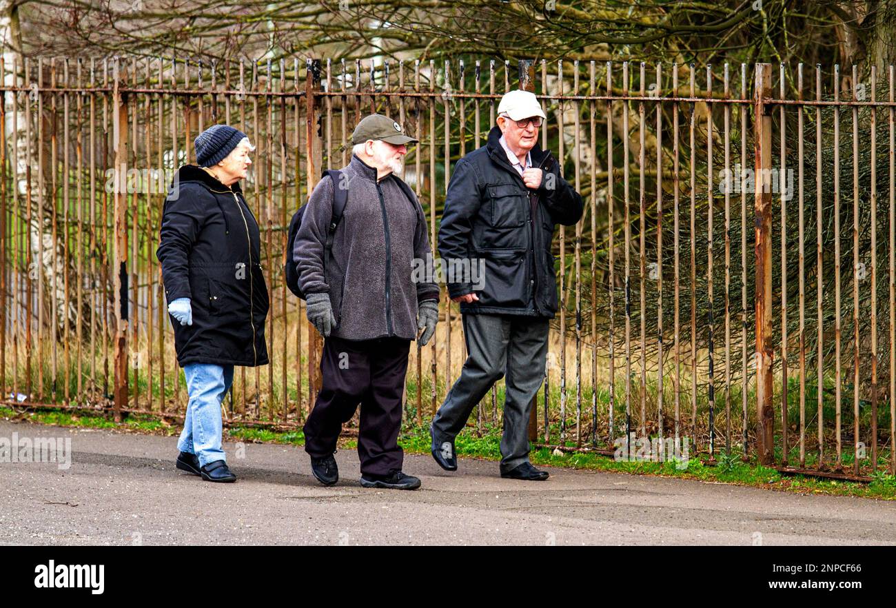 Dundee, Tayside, Schottland, Großbritannien. 26. Februar 2023. Wetter in Großbritannien: Tayside Schottland erlebt ein kühles Frühlingswetter mit Temperaturen von etwa 8 °C. Ein paar Einwohner von Dundee sind auf einem Sonntagmorgen Spaziergang durch Ardler Village unterwegs. Kredit: Dundee Photographics/Alamy Live News Stockfoto