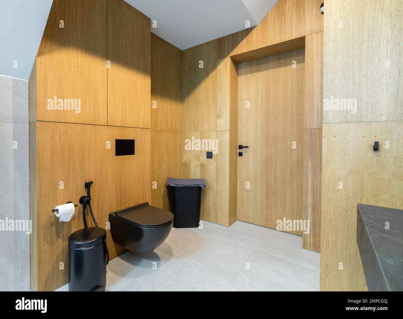Wunderschönes, elegantes, modernes, luxuriöses Badezimmer im luxuriösen Haus Stockfoto