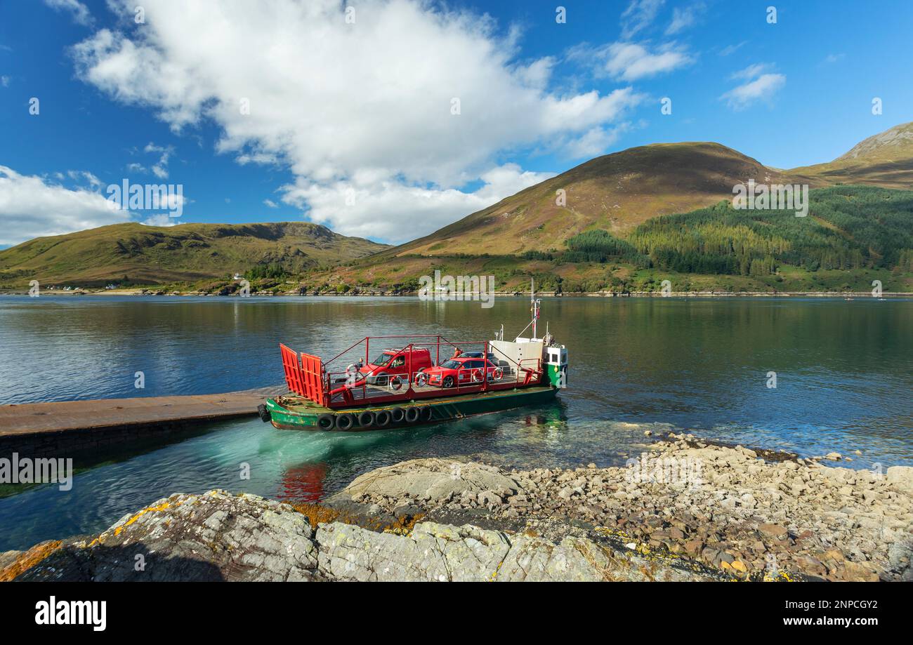 Die Glenelg-Kylerhea-Fähre zwischen den schottischen Highlands und der Isle of Skye. Die Fähre ist die letzte manuelle Drehteller-Fähre der Welt. Stockfoto