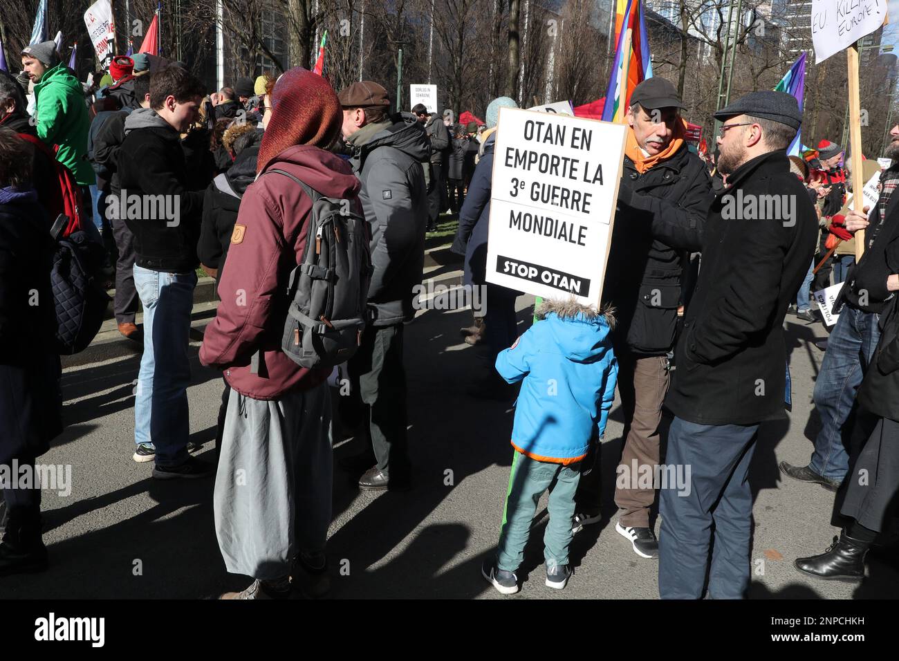 Demonstranten, die während der Demonstration "Stopp den Krieg in der Ukraine", die vom Kollektiv "Europa für Frieden und Solidarität" organisiert wurde, am Sonntag, den 26. Februar 2023 in Brüssel abgebildet wurden. BELGA FOTO NICOLAS MAETERLINCK Stockfoto