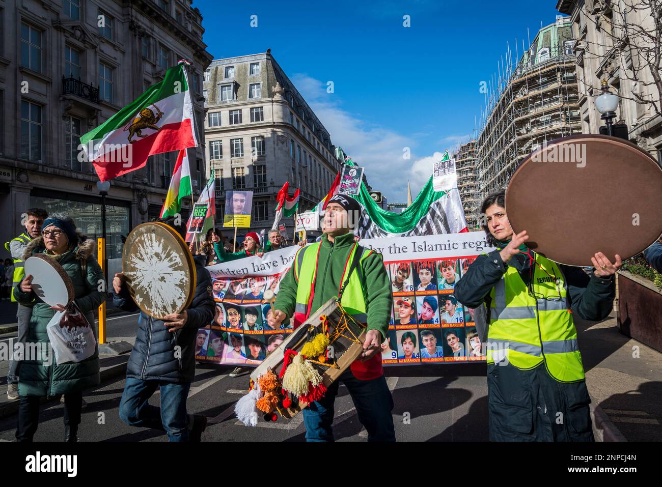 Banner mit Fotografien junger Menschen, die vom islamischen Regime getötet wurden, prodemokratischer iranischer Protest gegen die autokratische islamistische Regierung des Iran Stockfoto