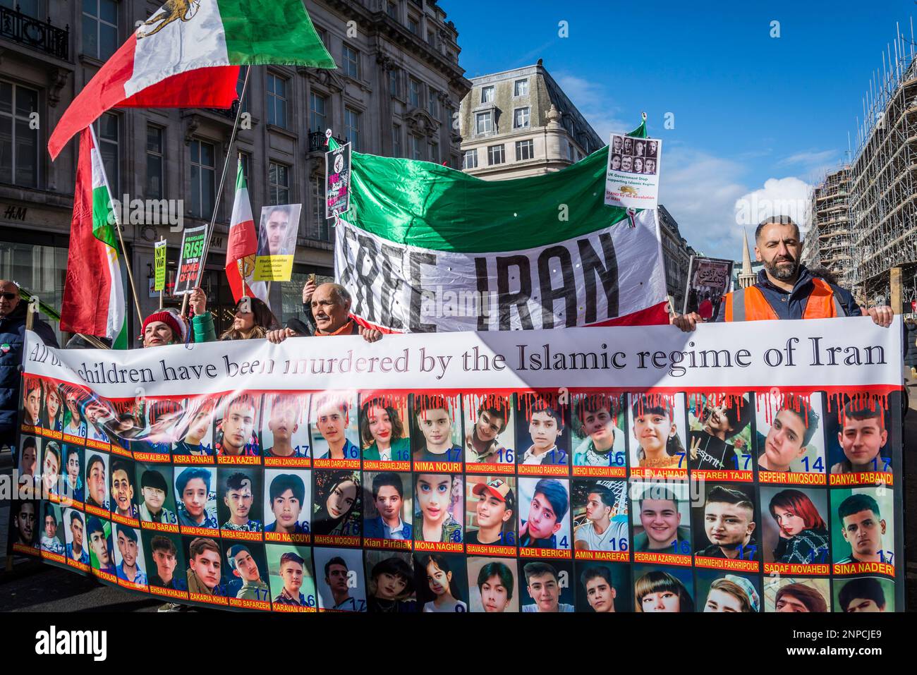 Banner mit Fotografien junger Menschen, die vom islamischen Regime getötet wurden, prodemokratischer iranischer Protest gegen die autokratische islamistische Regierung des Iran Stockfoto