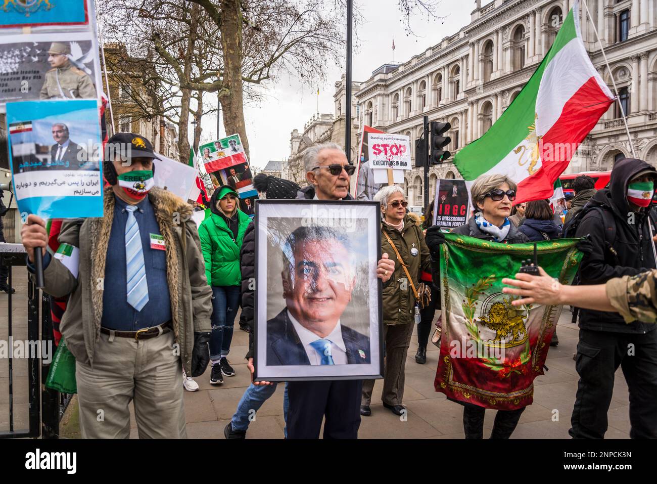 Der Mensch trägt das Bild von Reza Pahlavi, Kronprinz des Iran, prodemokratischer iranischer Protest gegen die autokratische islamistische Regierung des Iran, Centr Stockfoto