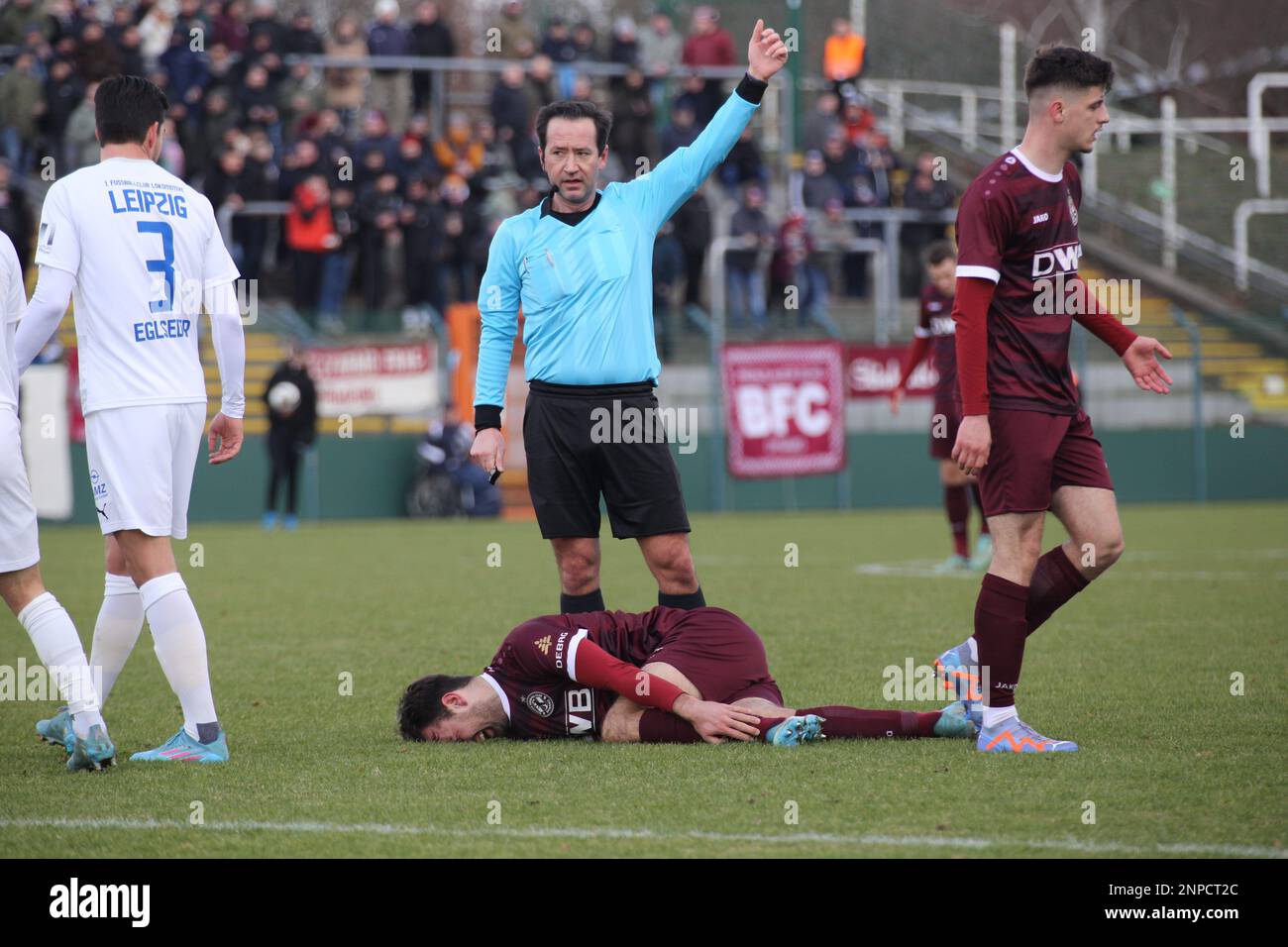 Berlin, Deutschland. 26. Februar 2023 Christian Beck von BFC Dynamo verletzt und Schiedsrichter ruft Freistoß während des Spiels zwischen BFC Dynamo und 1. FC Lokomotive Leipzig, Regionalliga Nordost, Runde 22, Sportforum Hohenschönhausen, Berlin, Deutschland, 26. Februar 2023. Iñaki Esnaola Kredit: Iñaki Esnaola/Alamy Live News Stockfoto