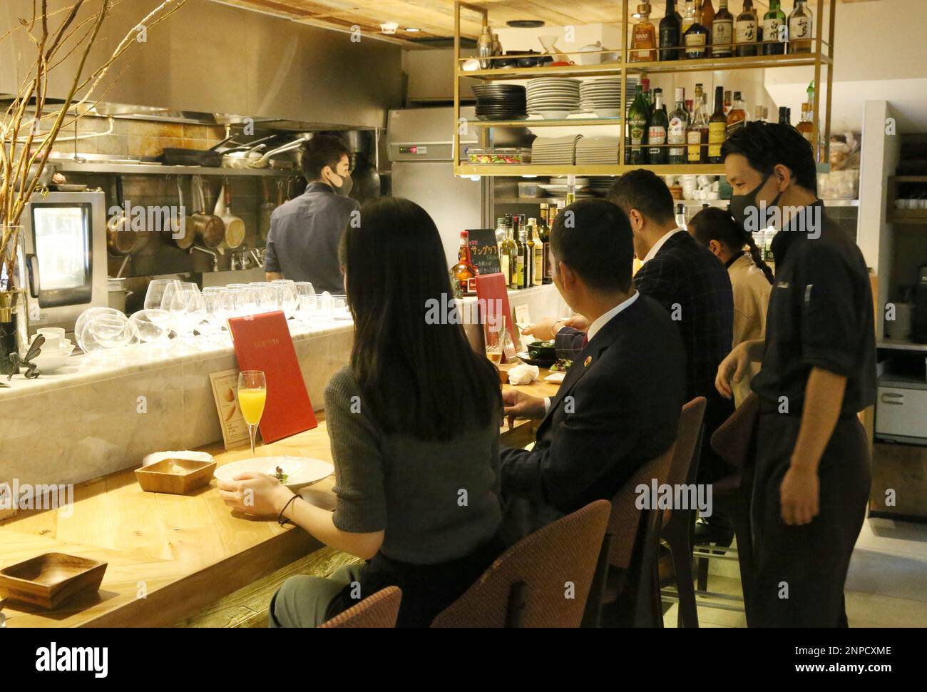 A French restaurant employs "Go To Eat" campaign reenegized by Japanese government for ailing restarunt and food industry at Ginza district in Chuo Ward, Tokyo on Oct. 16, 2020. Go To Eat campaign aims at simulating Japan's post-Covid-19 economy and encouraging people to dine out by offering them discounts of up to 25 percent at restaurants subsidied by the government. ( The Yomiuri Shimbun via AP Images ) Stockfoto
