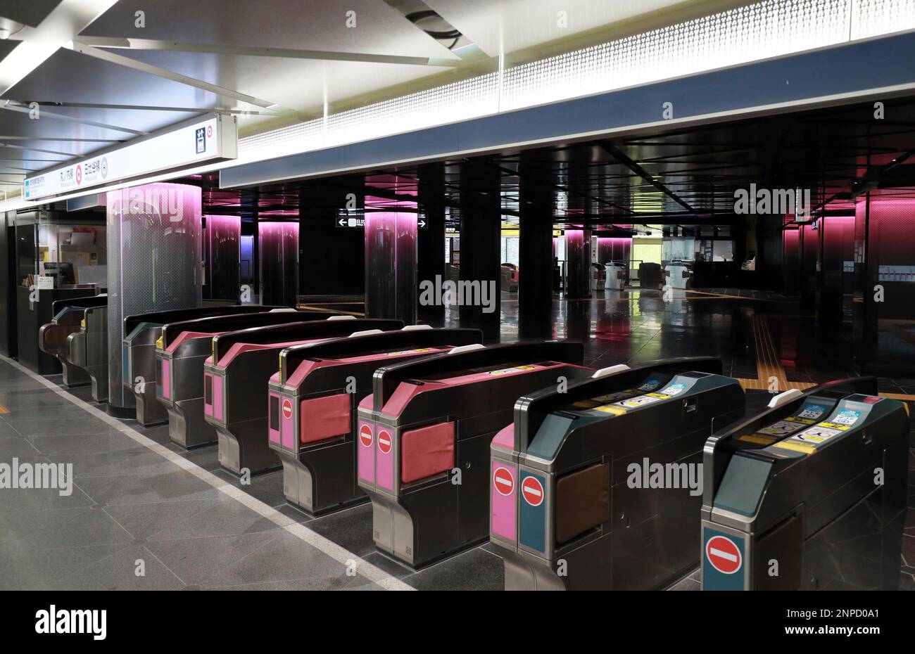 The renewed Tokyo Metro Ginza Station is opened to media in Chuo Ward, Tokyo on October 16, 2020. The cityscapes of Ginza district are projected on the ceiling, and the history of Ginza's transition and public art are displayed on the wall. The ticket gates, platforms, and doorways are also stylishly designed. ( The Yomiuri Shimbun via AP Images ) Stockfoto