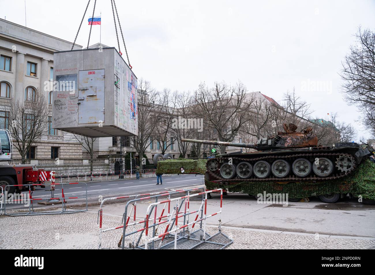 24.02.2023, Berlin, Deutschland, Europa - Entfernung des Strafzellenmodells des inhaftierten Politikers Alexei Navalny neben dem T-72-Panzer in der russischen Botschaft. Stockfoto