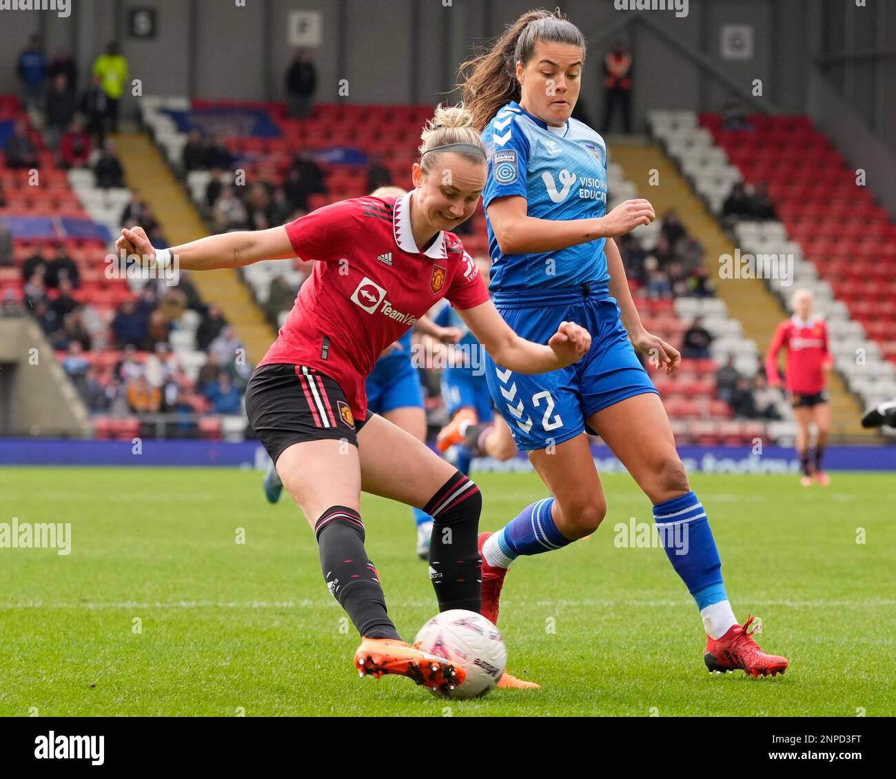 Martha Thomas #9 von Manchester United schießt unter Druck von Georgia Robert #2 von Durham Women während des Vitality Women's FA Cup-Spiels Manchester United Women vs Durham Women FC im Leigh Sports Village, Leigh, Großbritannien, 26. Februar 2023 (Foto von Steve Flynn/News Images) Stockfoto