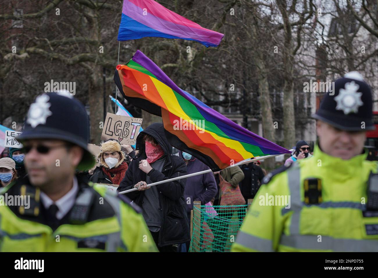 Transgender Rights-Aktivisten bekämpfen Proteste und kämpfen mit dem Rang für Frauen Feministinnen in der Nähe des Reformers' Tree in Hyde Park, London, Großbritannien. Stockfoto