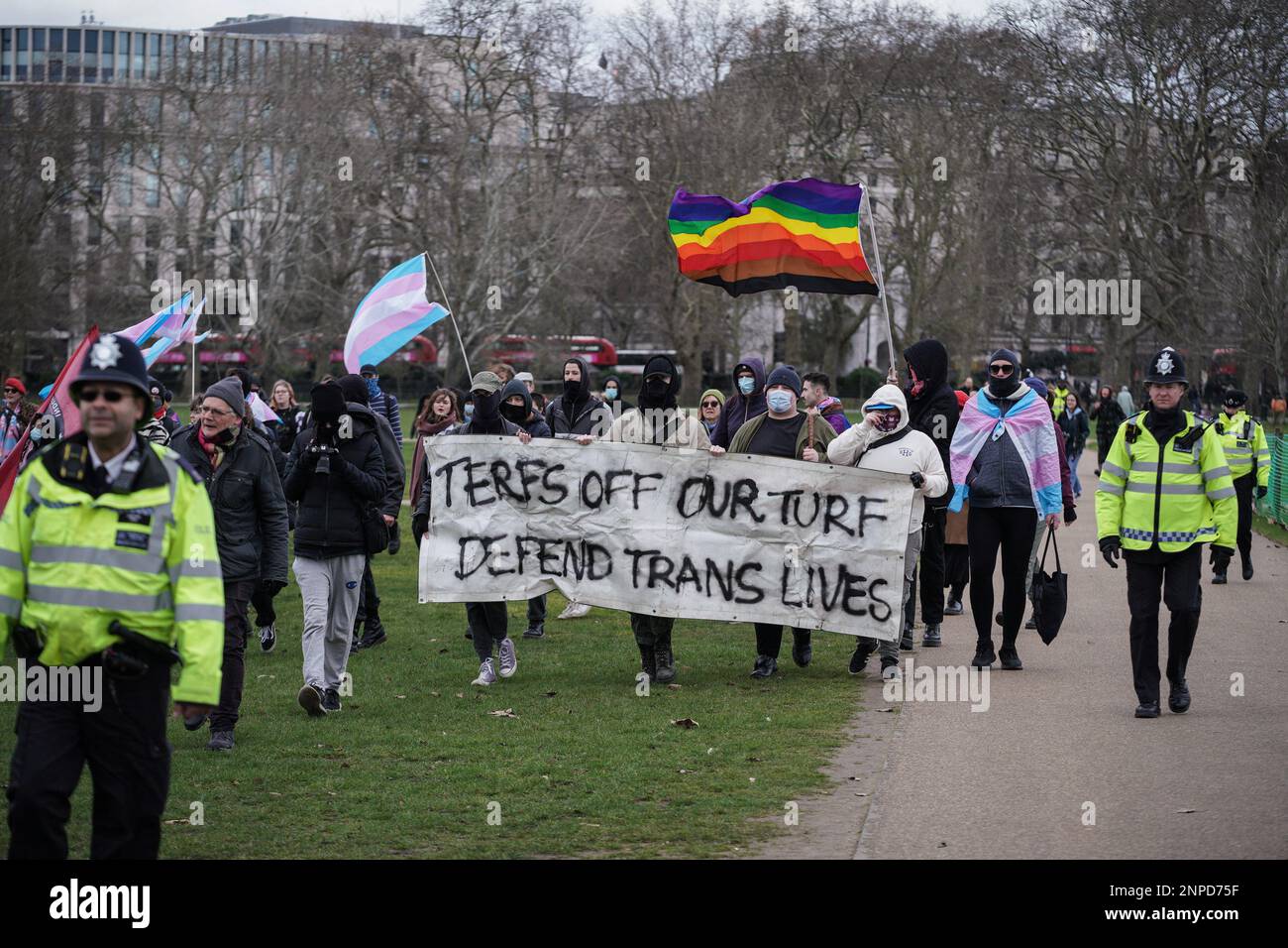 Transgender Rights-Aktivisten bekämpfen Proteste und kämpfen mit dem Rang für Frauen Feministinnen in der Nähe des Reformers' Tree in Hyde Park, London, Großbritannien. Stockfoto