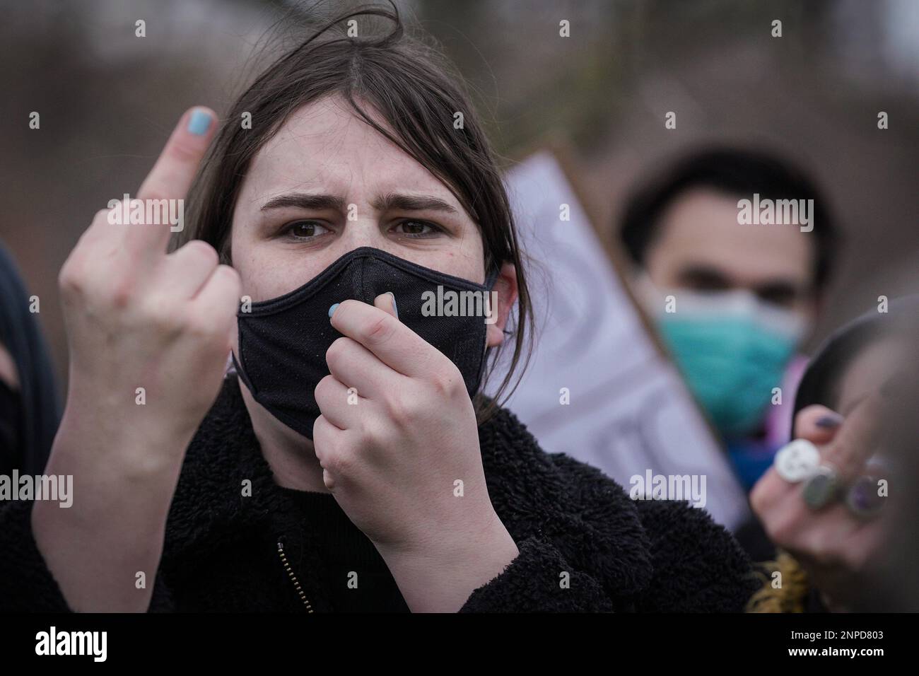 Transgender Rights-Aktivisten bekämpfen Proteste und kämpfen mit dem Rang für Frauen Feministinnen in der Nähe des Reformers' Tree in Hyde Park, London, Großbritannien. Stockfoto