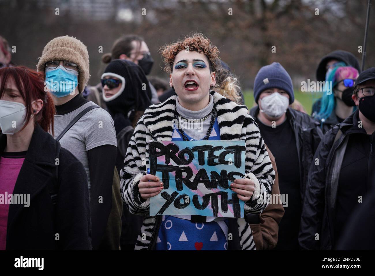 Transgender Rights-Aktivisten bekämpfen Proteste und kämpfen mit dem Rang für Frauen Feministinnen in der Nähe des Reformers' Tree in Hyde Park, London, Großbritannien. Stockfoto
