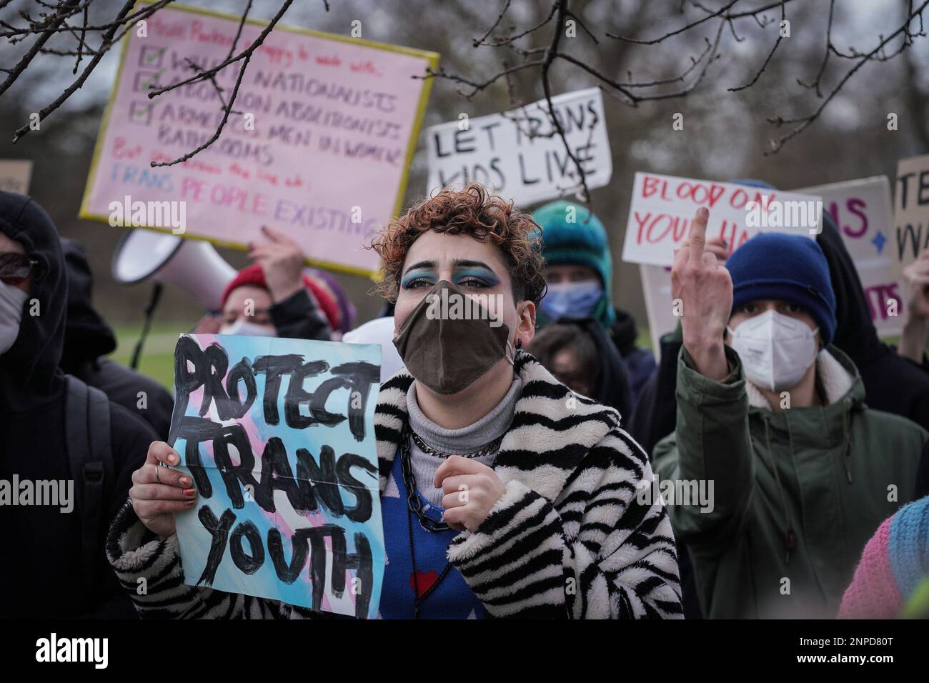 Transgender Rights-Aktivisten bekämpfen Proteste und kämpfen mit dem Rang für Frauen Feministinnen in der Nähe des Reformers' Tree in Hyde Park, London, Großbritannien. Stockfoto