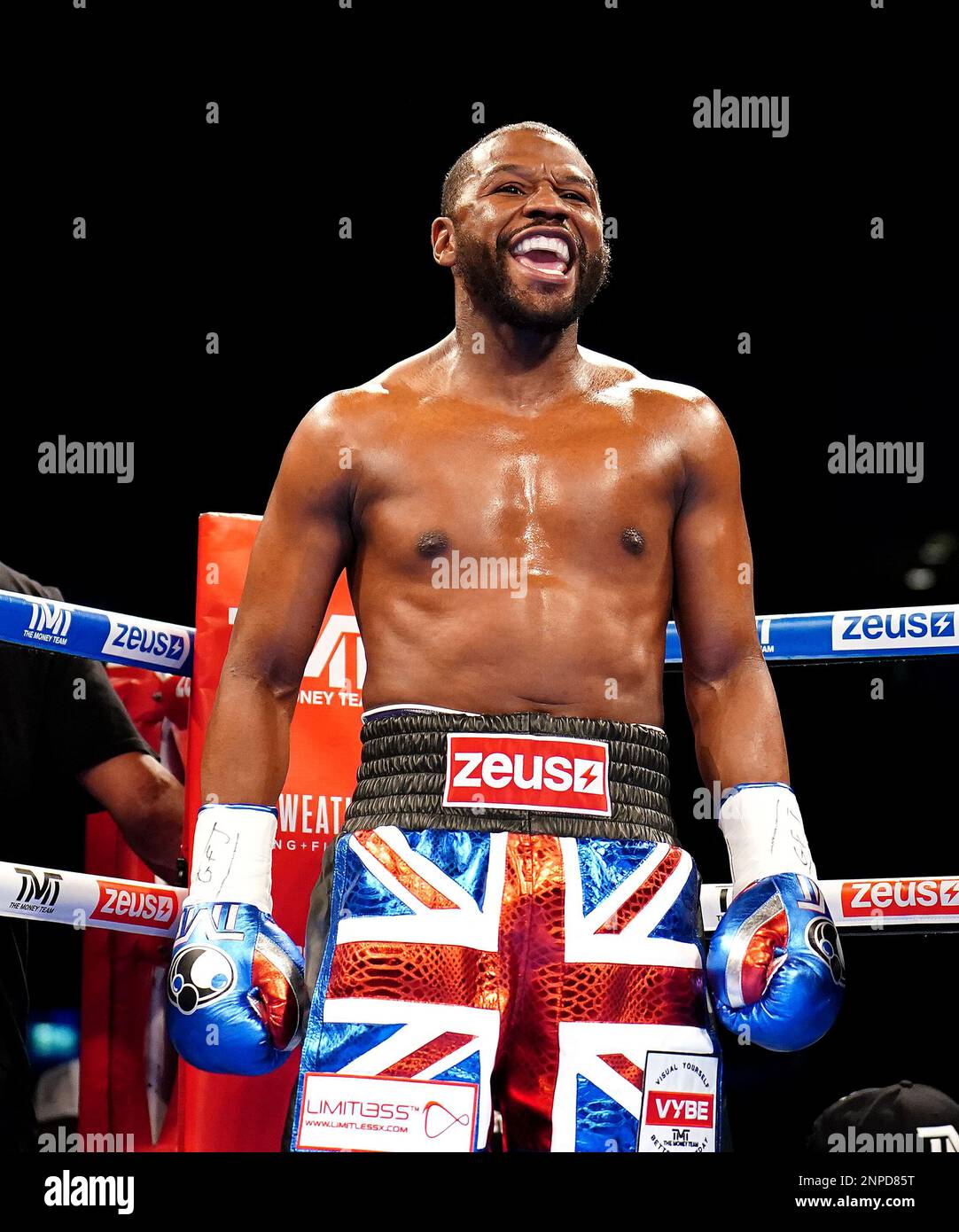 Floyd Mayweather in Aktion gegen Aaron Chalmers (nicht abgebildet) während ihres Ausstellungskampfs im O2 in London. Foto: Samstag, 25. Februar 2023. Stockfoto