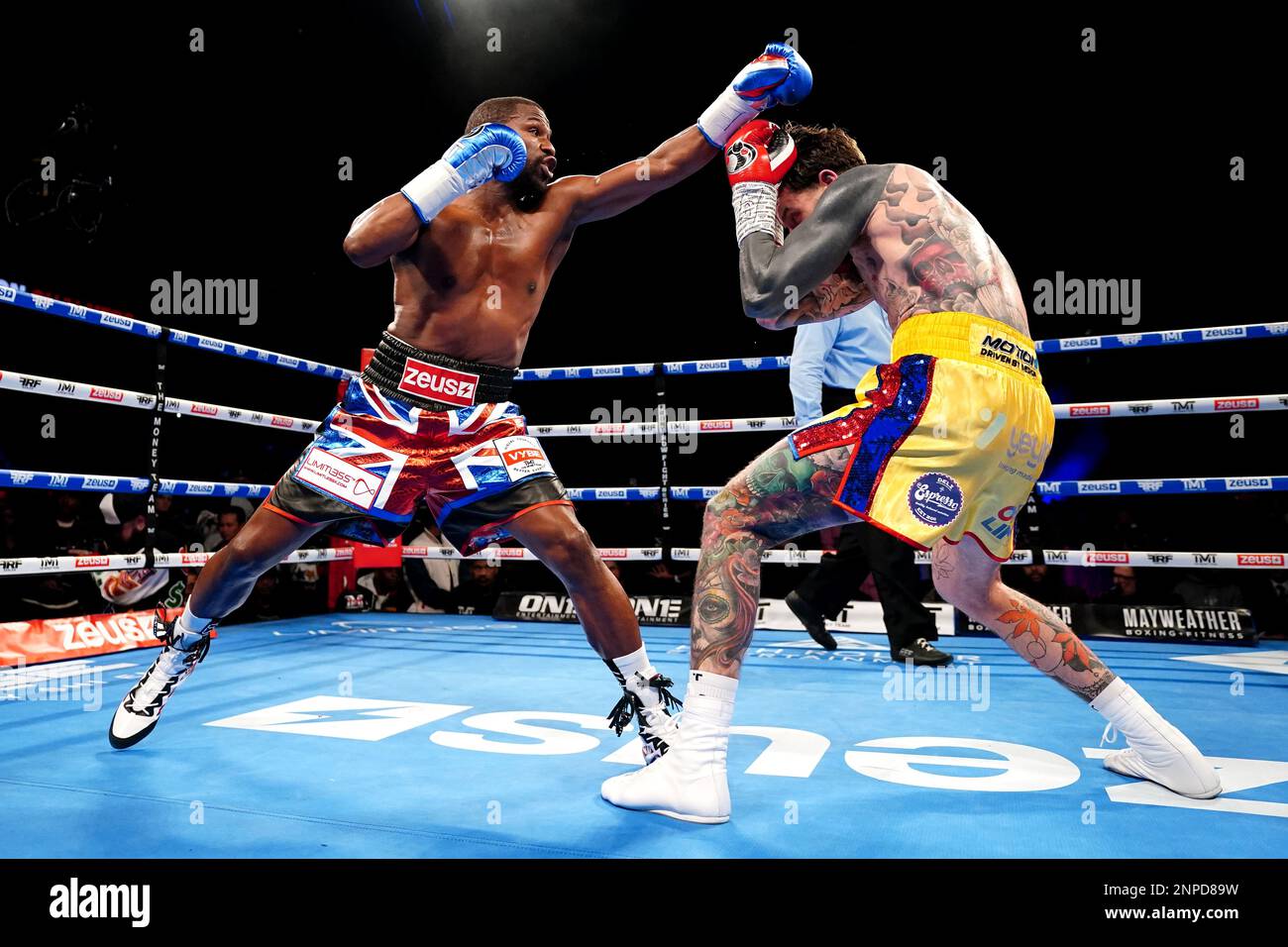 Floyd Mayweather (links) und Aaron Chalmers während ihres Ausstellungskampfs im O2, London. Foto: Samstag, 25. Februar 2023. Stockfoto