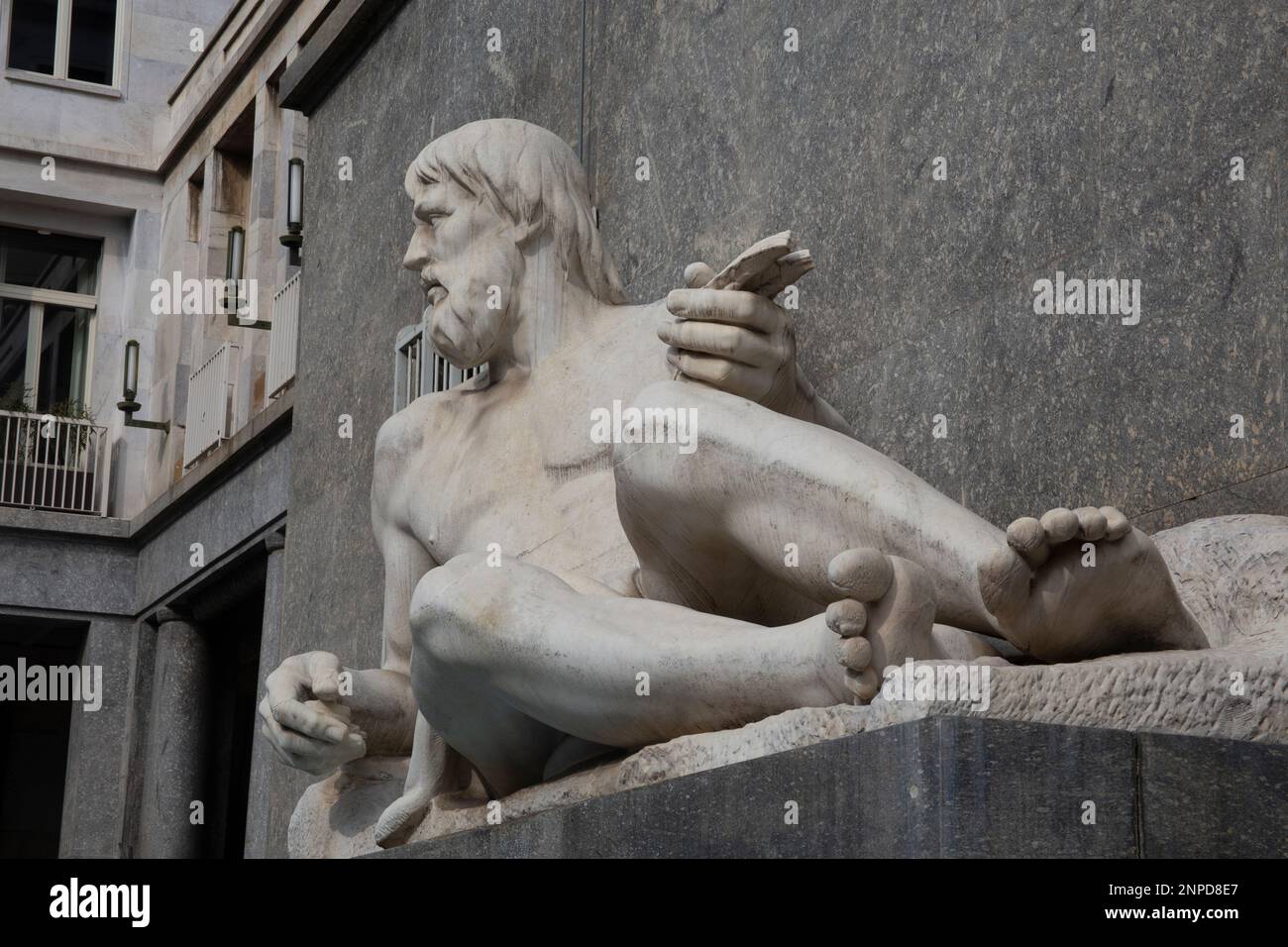 Statue eines Mannes, der den Fluss Po repräsentiert - die anthropomorphe Allegorie des Po - vom Bildhauer Umberto Baglioni auf der Piazza CLN Turin, Italien Stockfoto