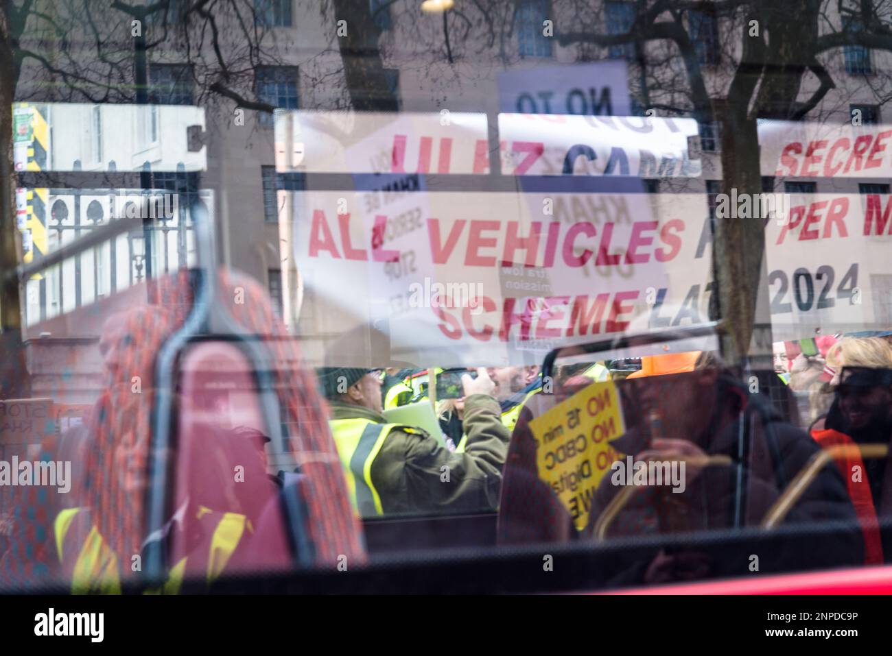 Anti-ULEZ-Demonstranten inszenieren Demonstrationen vor der Downing Street, während sie Sadiq Khan wegen umstrittener Expansionspläne "verprügeln", London, Stockfoto