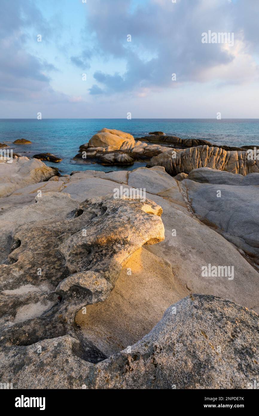 Der unverwechselbare und wunderschöne Felsen bei Sonnenaufgang in der Nähe von Sarti in Sithonia in Nordgriechenland. Stockfoto