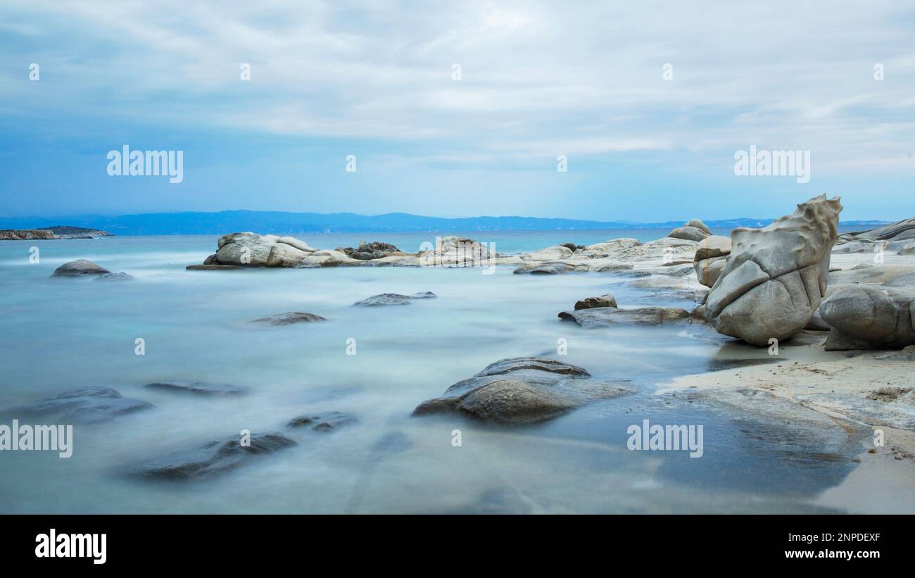 Blick über die unverwechselbaren Felsen in der Nähe des Karydi Beach in Vouvourou. Stockfoto