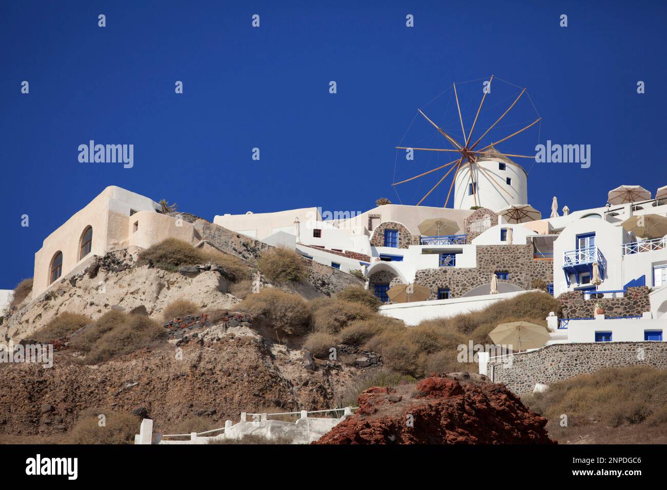 Ein Blick hinauf in Richtung der traditionellen griechischen Dorf Oia thront auf den Klippen über der Caldera von Santorin. Stockfoto