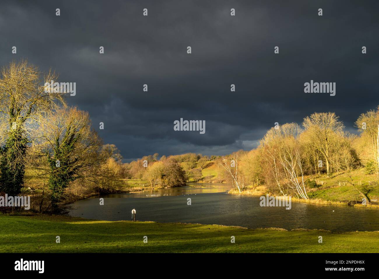 Blick auf den Fischteich unter stürmischem Himmel im Staunton Harold in Leicestershire. Stockfoto