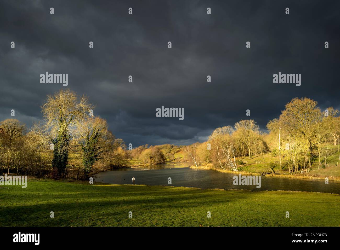 Blick auf den Fischteich unter stürmischem Himmel im Staunton Harold in Leicestershire. Stockfoto