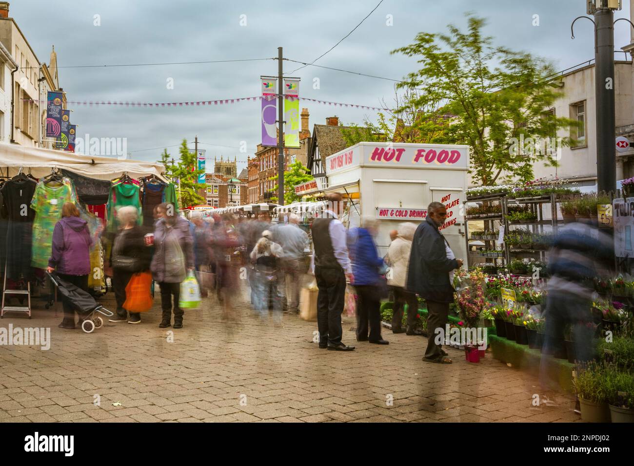 Käufer in einem geschäftigen Markt. Stockfoto