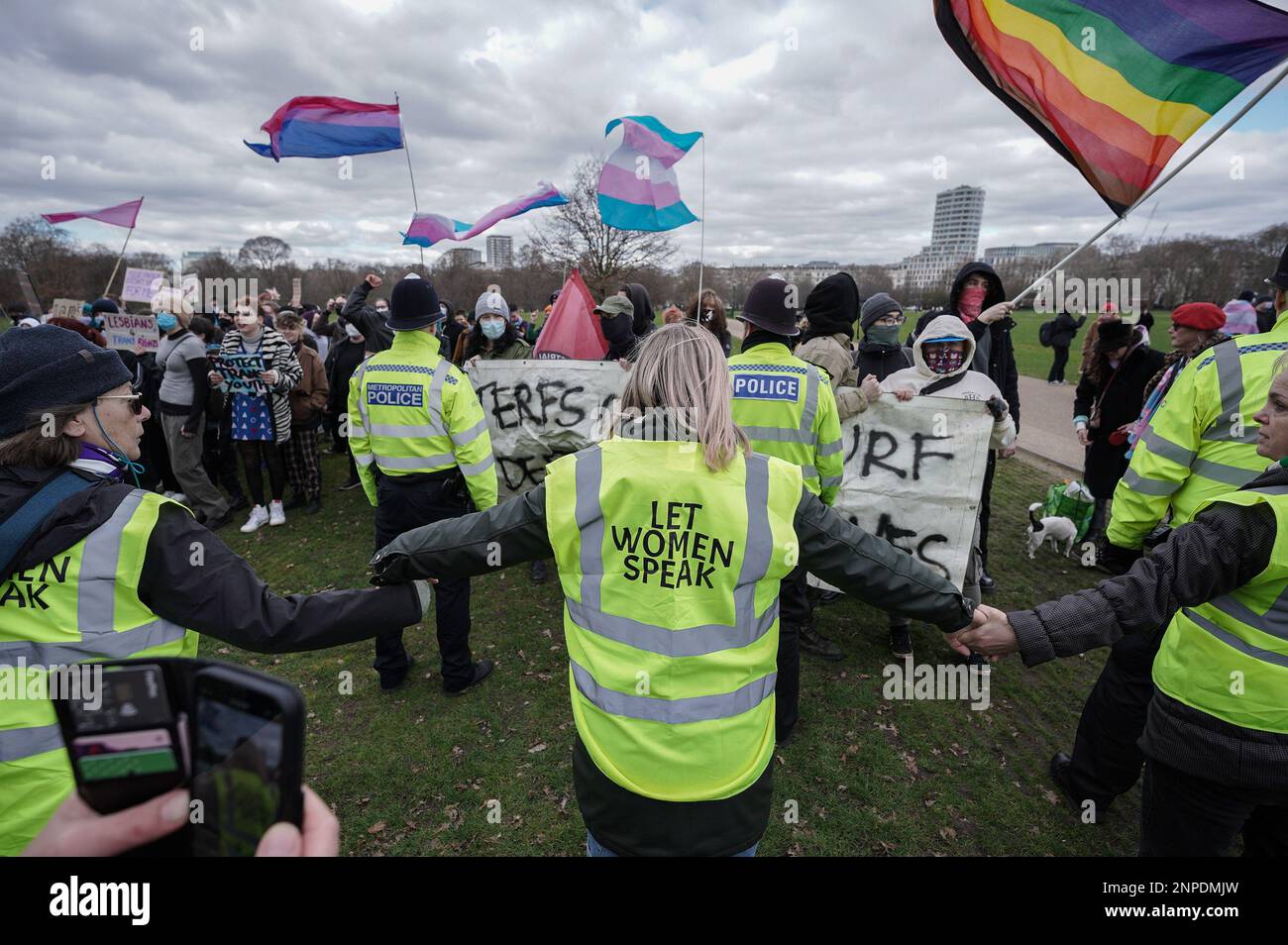 Transgender Rights-Aktivisten bekämpfen Proteste und kämpfen mit dem Rang für Frauen Feministinnen in der Nähe des Reformers' Tree in Hyde Park, London, Großbritannien. Stockfoto