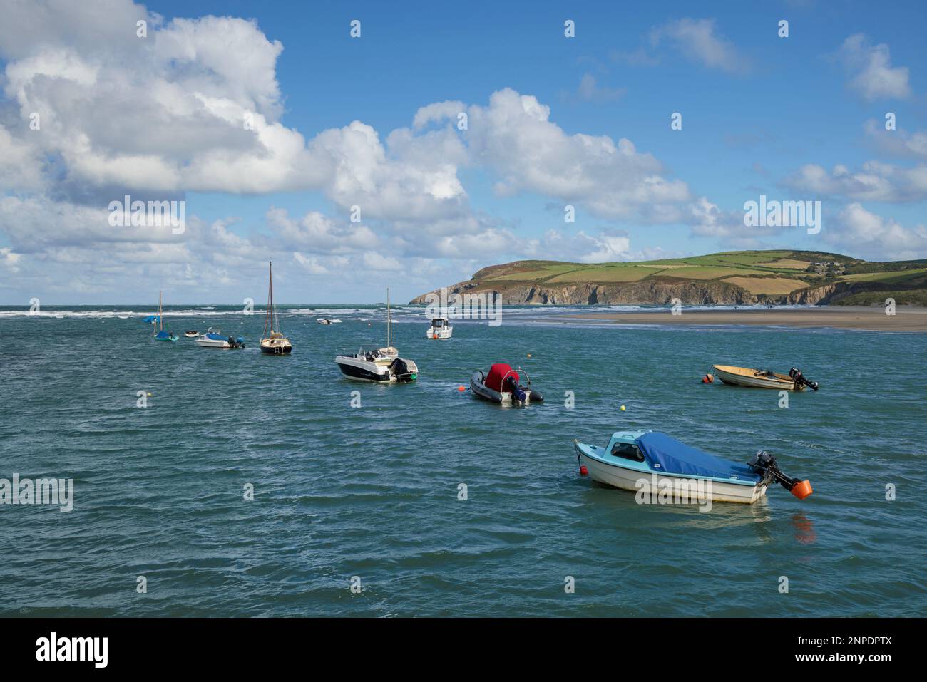 Kleine Boote liegen in Newport in Pembrokeshire vor. Stockfoto