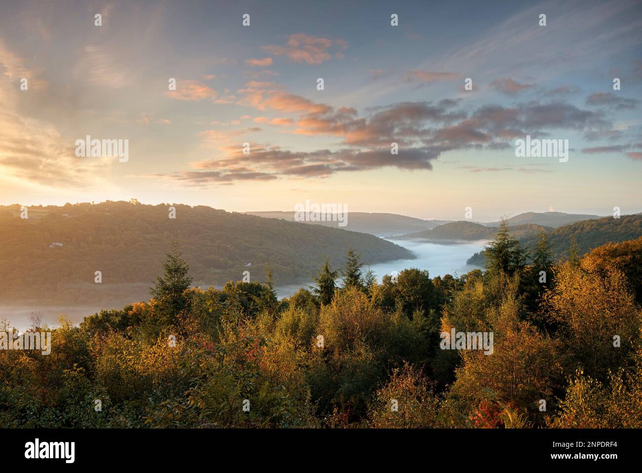 Nebliger Herbstmorgen im unteren Wye Valley. Stockfoto