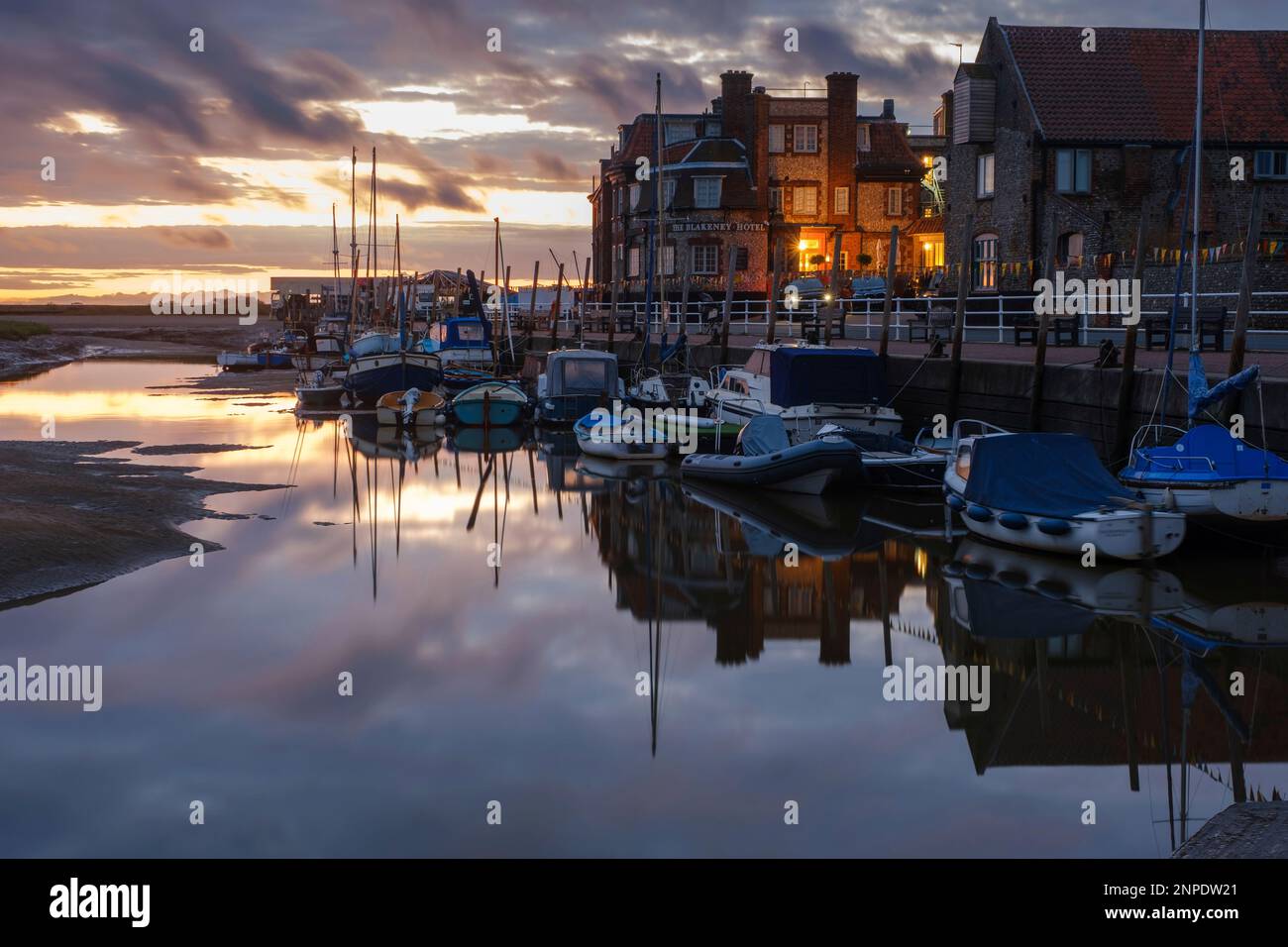Blakeney Quay kurz vor Sonnenaufgang. Stockfoto