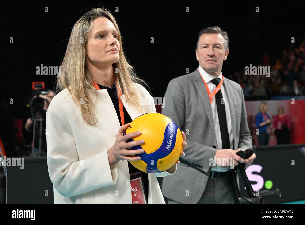 Karen Northshield, Botschafterin des Volleyball Women Empowerment-Programms, vor dem Spiel zwischen Knack Volley Roeselare und Decospan Volley Team Menen, dem Finalspiel im belgischen Volleyball-Pokalwettbewerb für Männer, Sonntag, den 26. Februar 2023 in Merksem, Antwerpen. BELGA FOTO DAVID CATRY Stockfoto