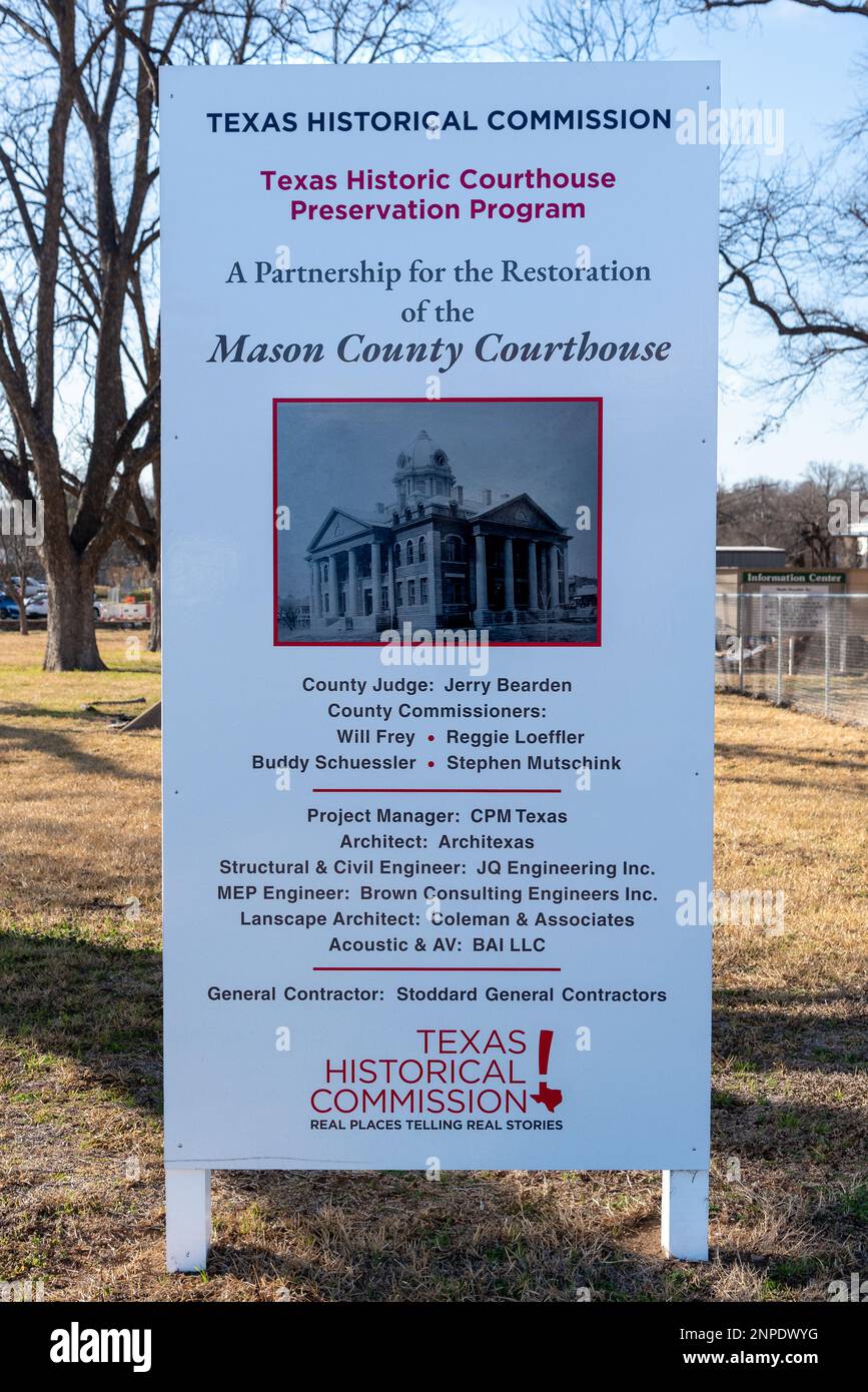 Schild für die Restaurierung und Erhaltung des Mason County Courthouse in Mason, Texas, USA. Stockfoto