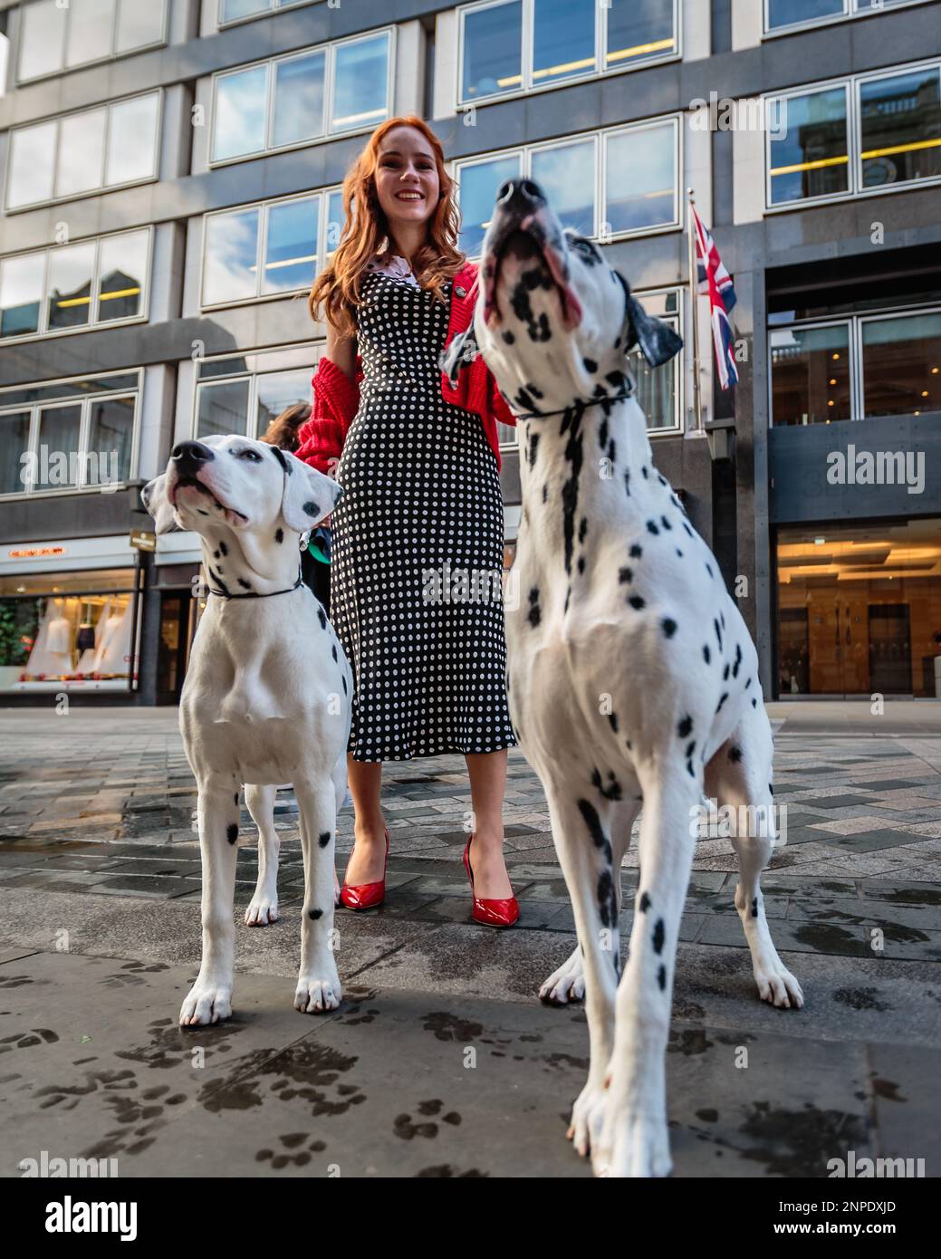 Zwei Dalmationen bei der LFW: Edeline Lees „London Holiday“ um Mayfair. Stockfoto