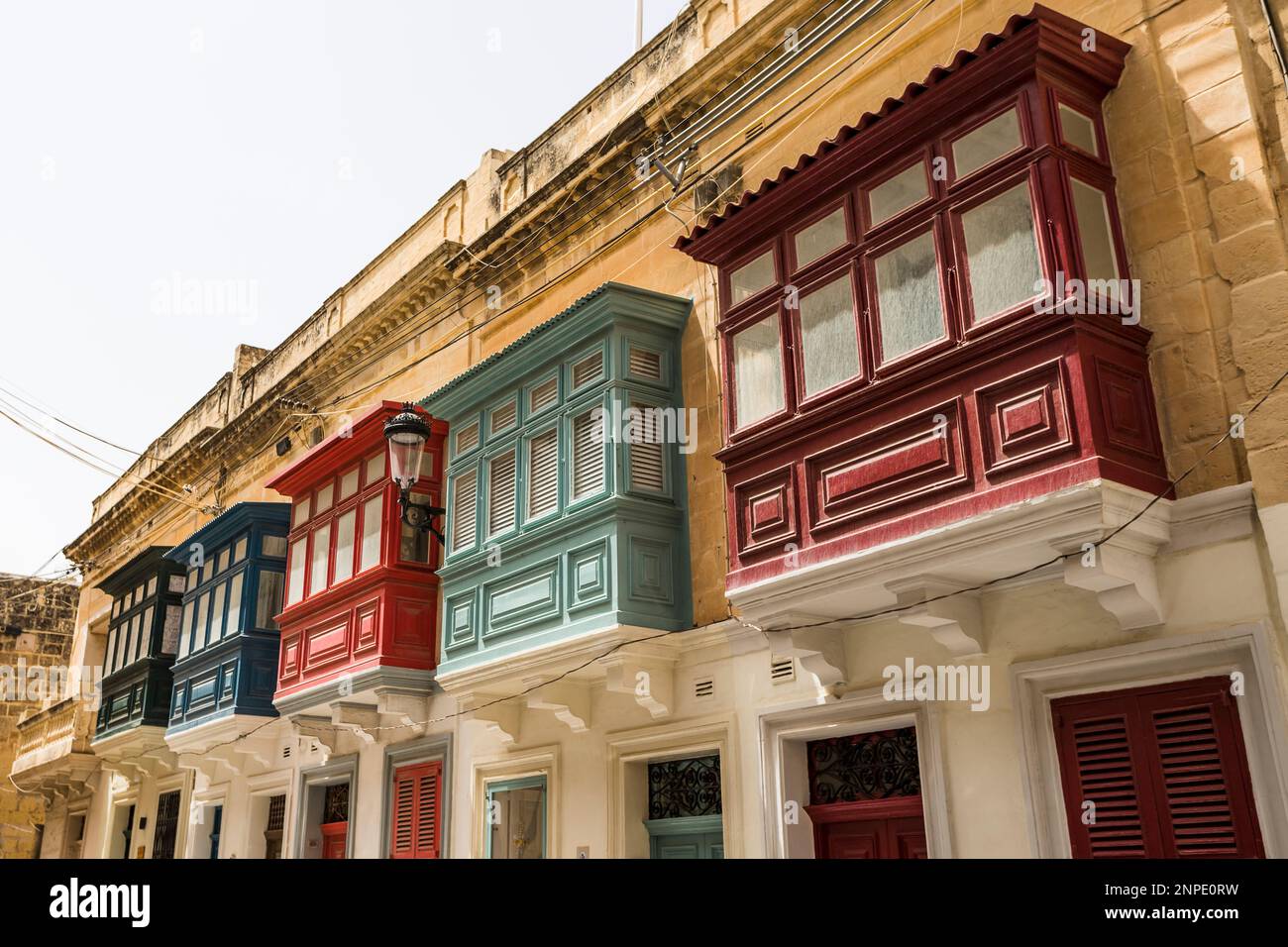 Eine Reihe farbenfroher maltesischer Balkone, die man von einer Straße in Mdina in Malta aus sehen kann. Stockfoto