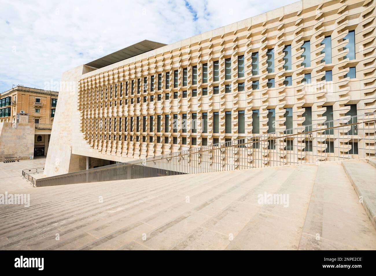 Sonnenlicht scheint auf den breiten Stufen entlang der Außenseite des neuen Parlamentsgebäudes in Valletta, Malta. Stockfoto