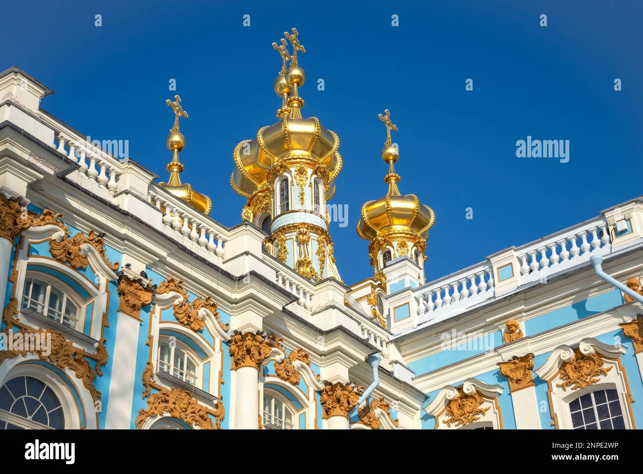 Kuppeln der alten Auferstehungskirche aus der Nähe. Catherine Park in Zarskoye Selo Stockfoto