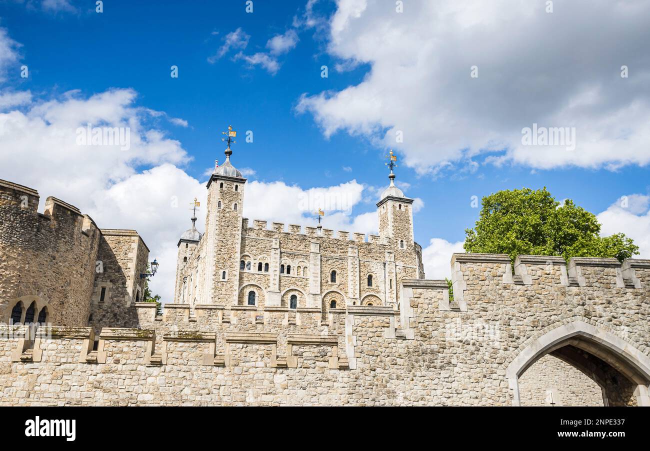 Der Blick auf den Tower of London unter einem hellblauen Himmel. Stockfoto