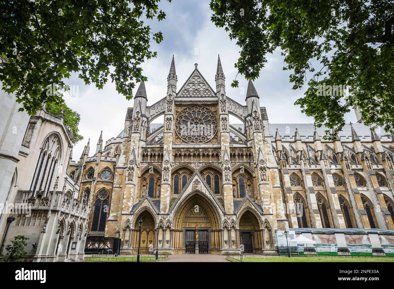 Die Seite von Westminster Abbey, die man in Greater London vom Straßenrand aus gesehen hat. Stockfoto