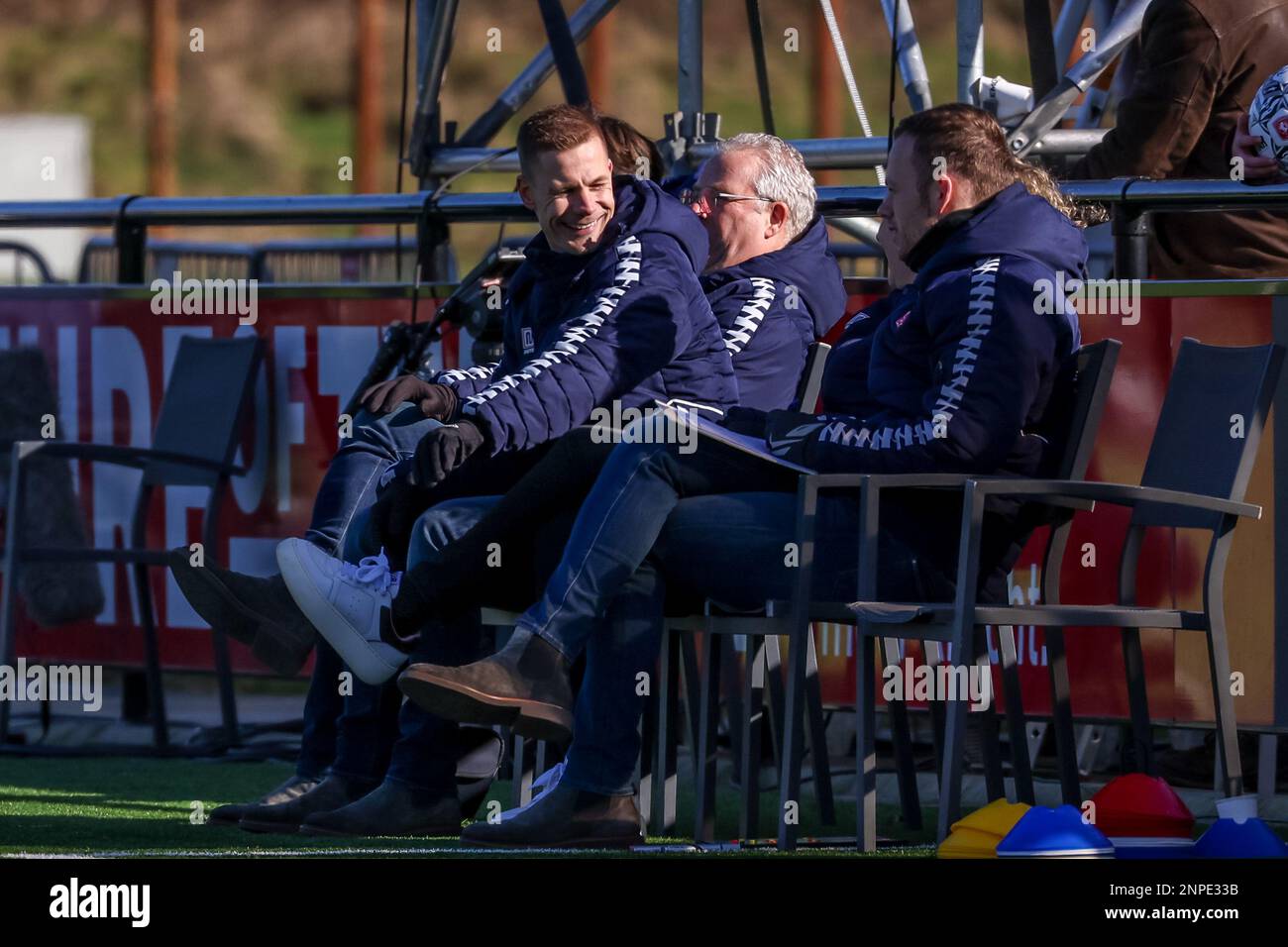 ENSCHEDE, NIEDERLANDE - FEBRUAR 26: Cheftrainer Joran Pot vom FC Twente lächelt während des Finales von TOTO KNVB Beker 1/8 zwischen dem FC Twente und Ajax im Sportcampus Diekman am 26. Februar 2023 in Enschede, Niederlande (Foto von Marcel ter Bals/Orange Pictures) Stockfoto