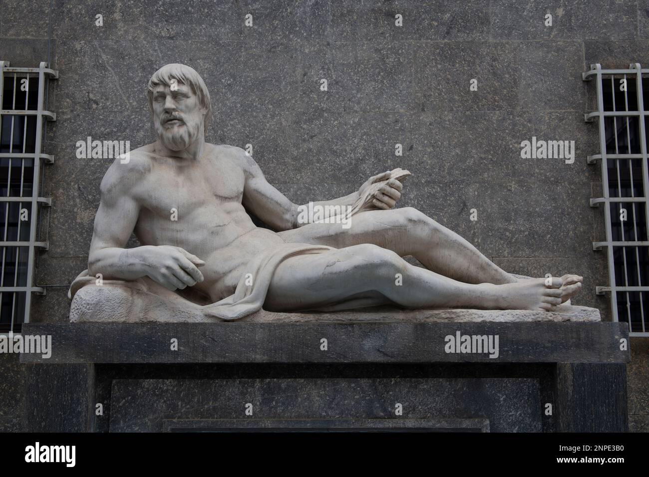 Statue eines Mannes, der den Fluss Po repräsentiert - die anthropomorphe Allegorie der Po - vom Bildhauer Umberto Baglioni auf der Piazza CLN Turin, Italien Stockfoto