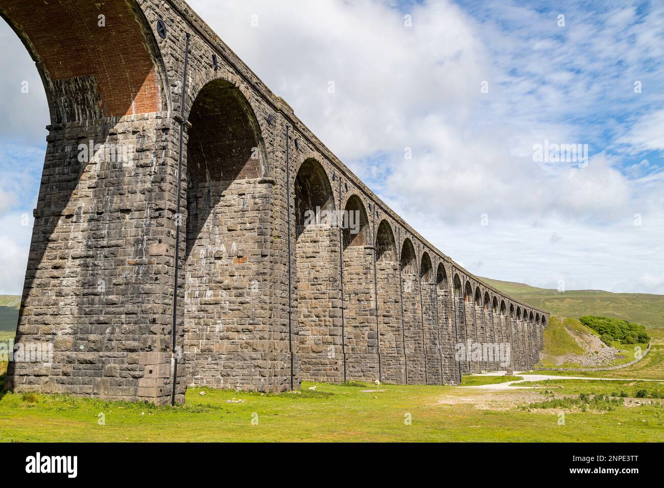 Der Blick auf das Ribblehead Viaduct unter einem hellen Himmel in den Yorkshire Dales. Stockfoto