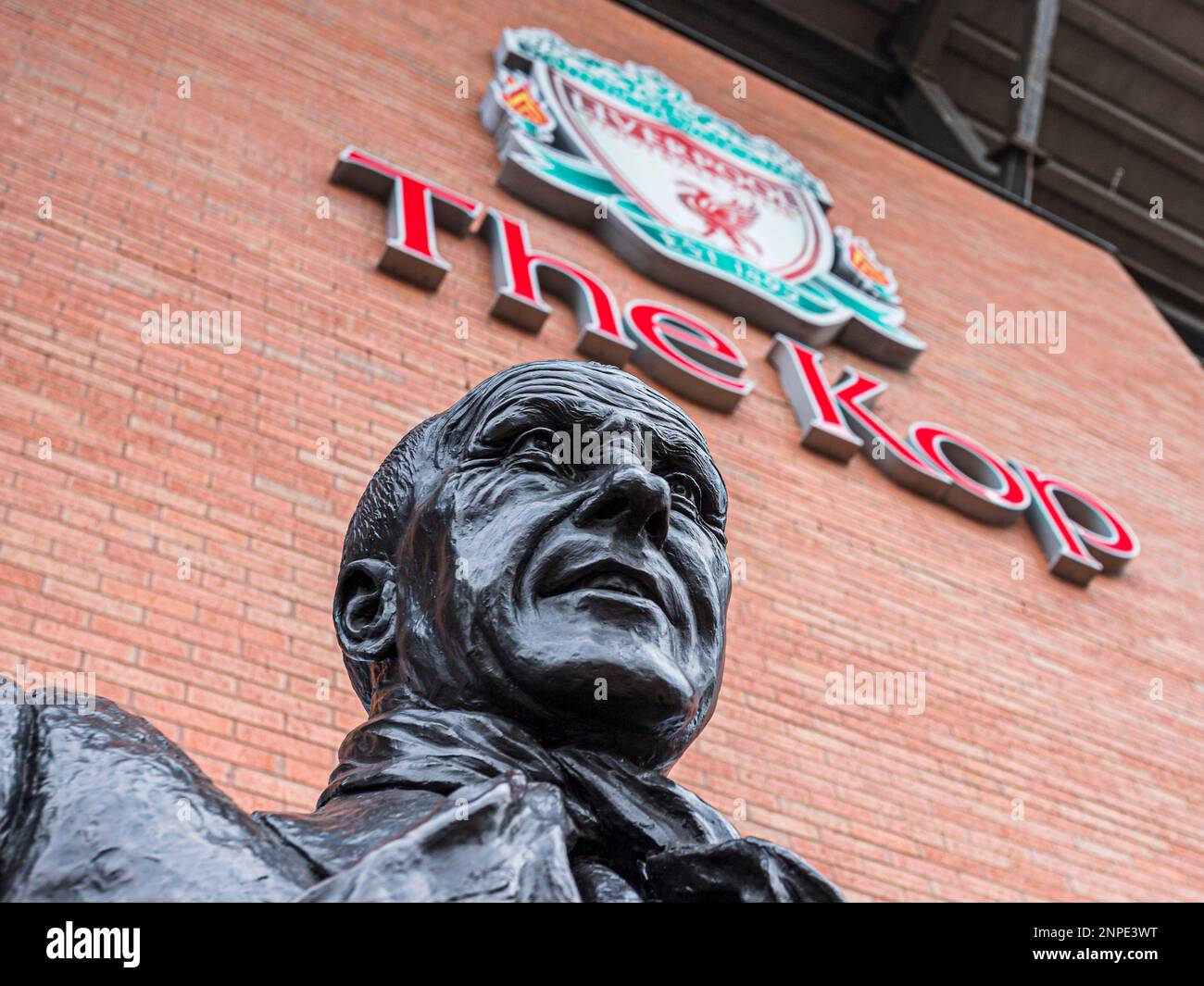 Blick auf die Bill Shankly Statue vor dem Kop Stand im Anfield Stadium in Liverpool. Stockfoto