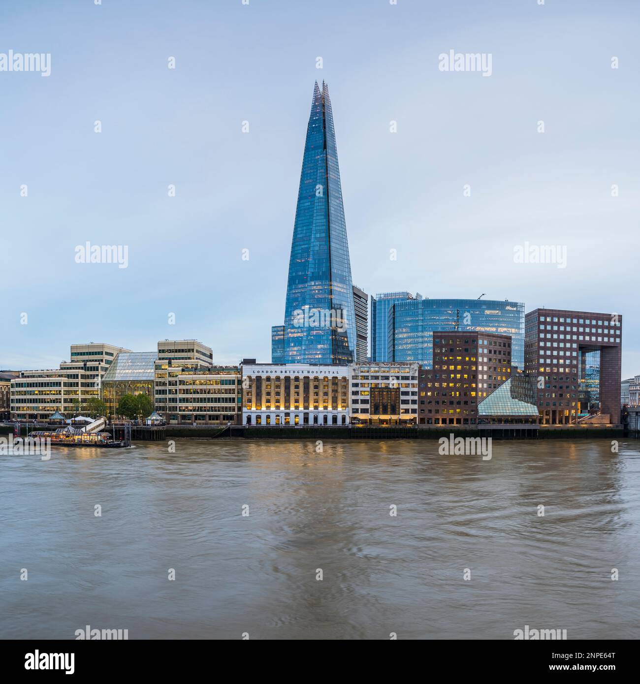 Ein Blick auf The Shard, der über der Themse und der Skyline von London thront. Stockfoto