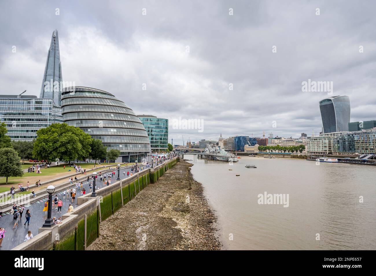 Die Themse in London ist von berühmten Wahrzeichen umgeben. Stockfoto