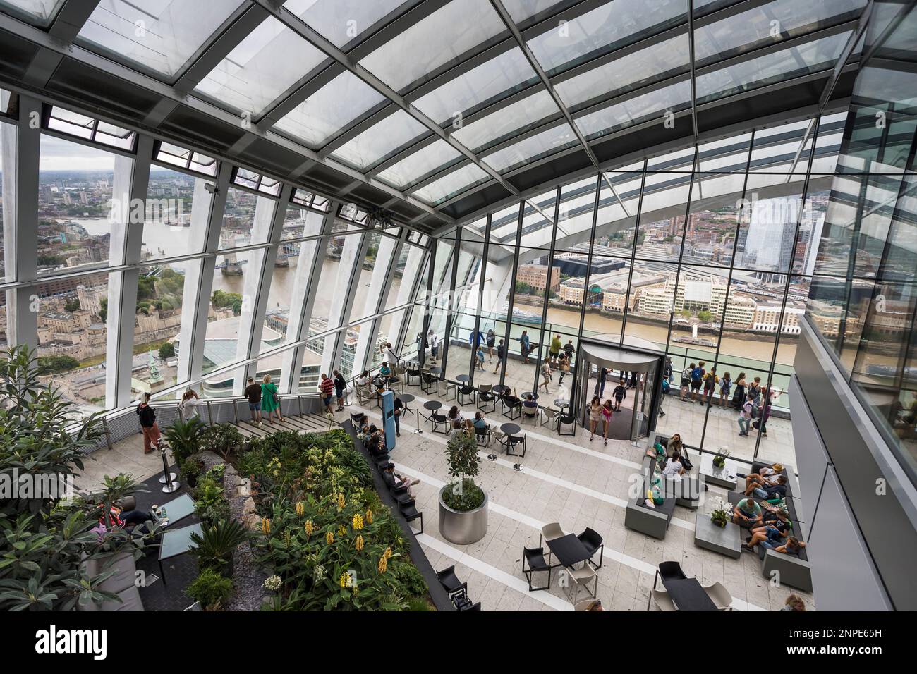 Touristen genießen den Blick über London vom Sky Garden auf dem Walkie Talkie Building. Stockfoto