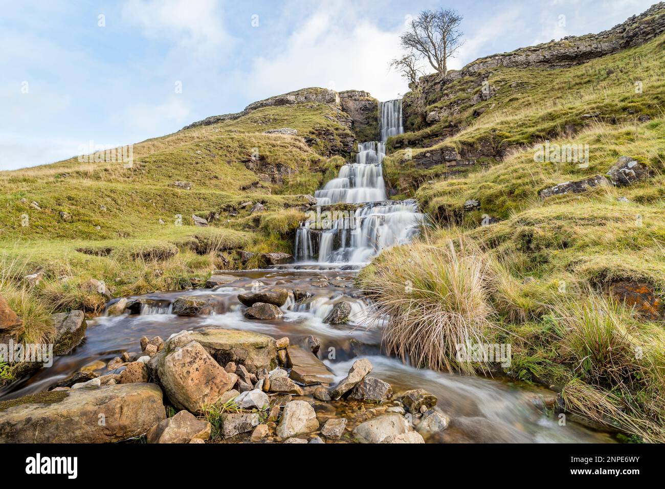 Die Bewegung des Wassers, das einen wunderschönen Wasserfall in Cray in den Yorkshire Dales hinunterfließt. Stockfoto