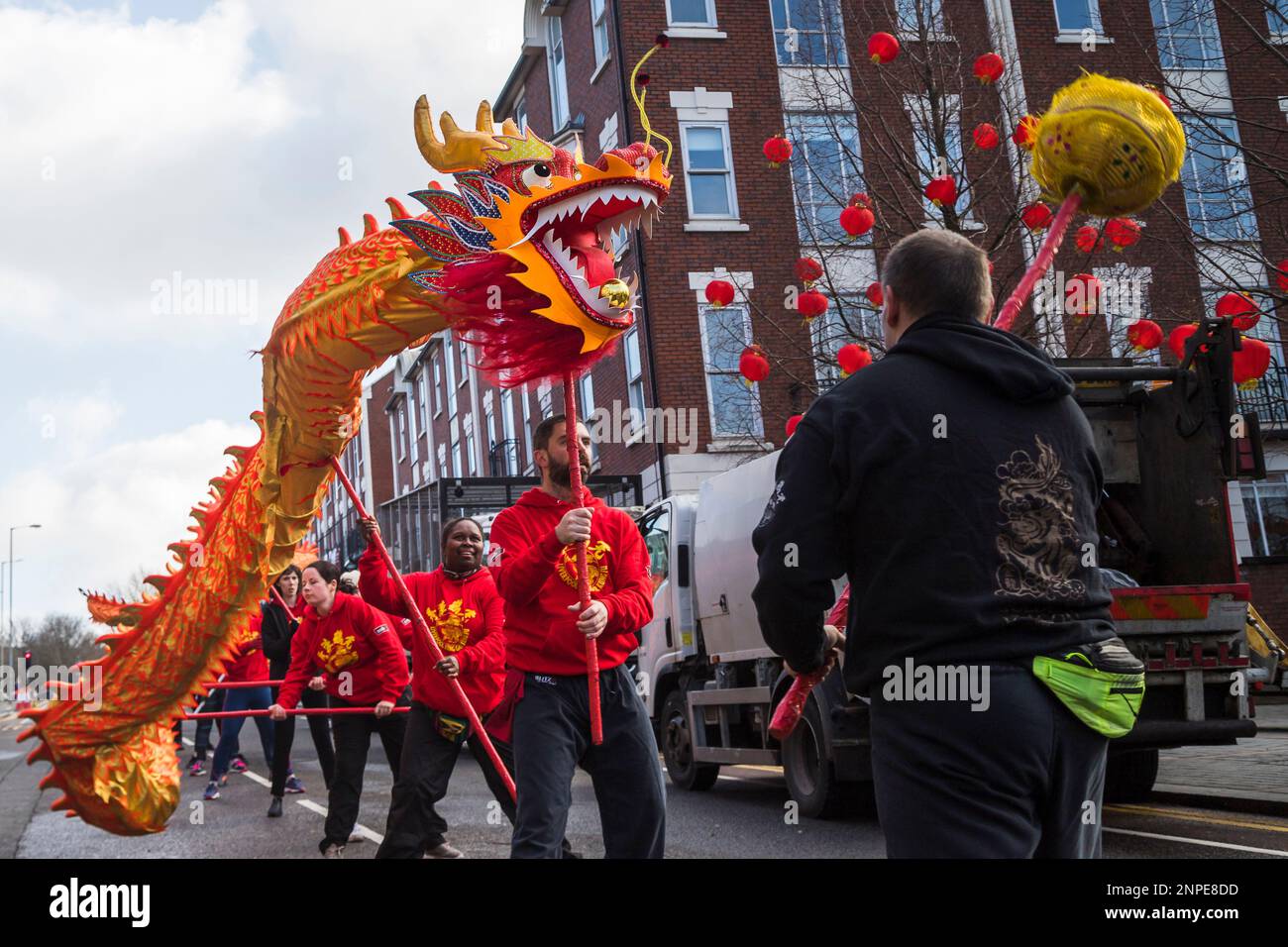 Drachentanz mit den roten Laternen, die während der chinesischen Neujahrsfeier im Chinatown-Viertel von Liverpool gezeigt wurden. Stockfoto